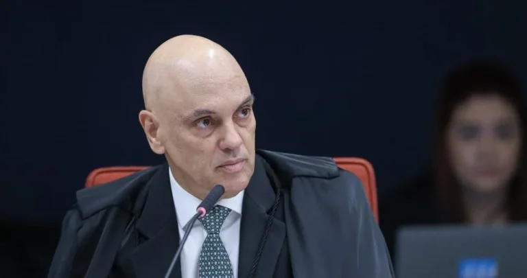 Tensão Política no Brasil: Flávio Bolsonaro Denuncia Ministros do STF a Autoridades Americanas